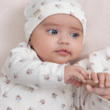 Baby iført mønstret hue og blød dragt