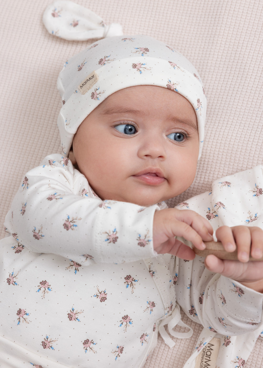 Baby iført blød dragt med matchende bidering