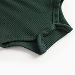 Grøn ribbet body med stolpe knaplukning til baby