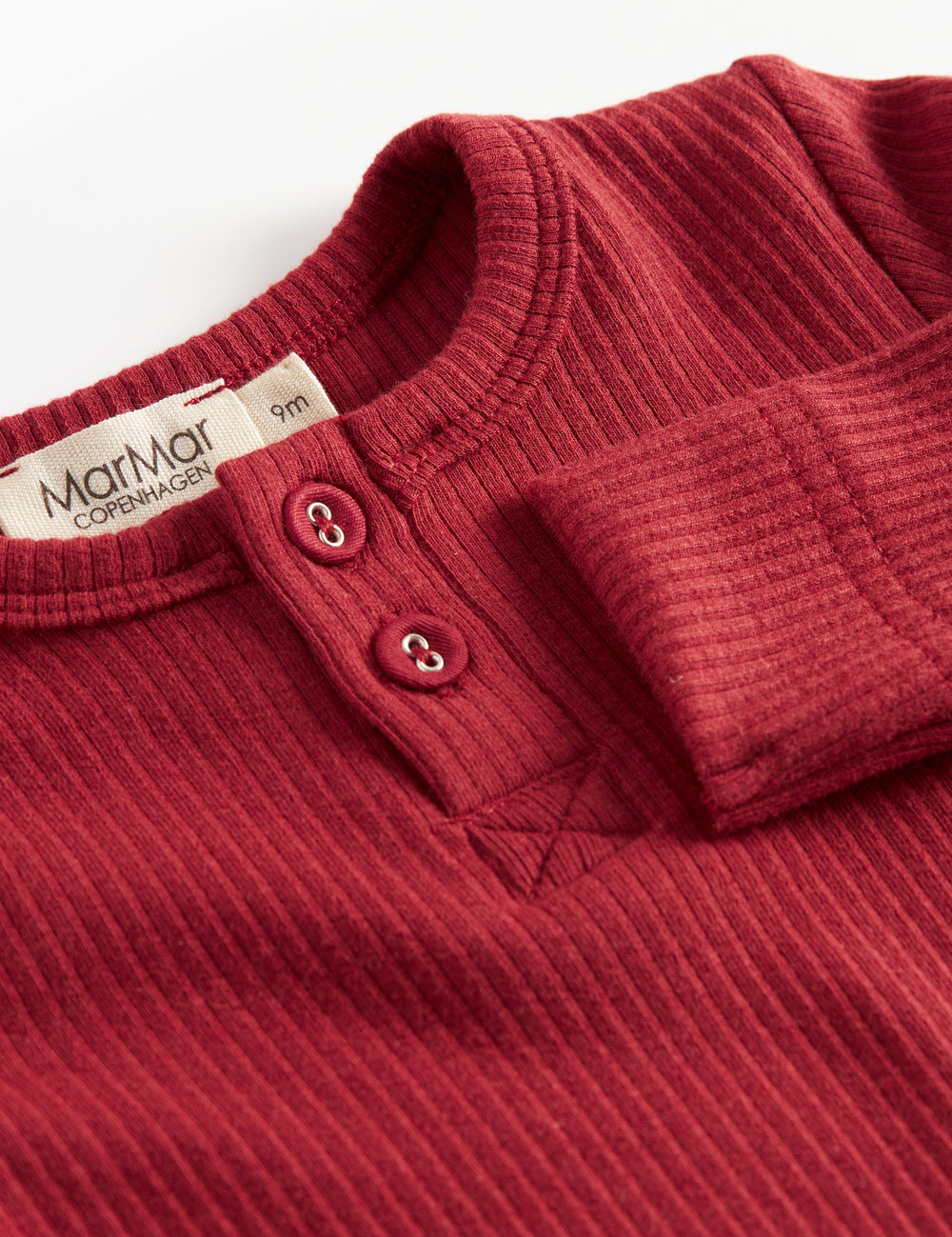 Rød ribbet body med stolpeknaplukning til baby