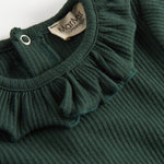 Grøn ribbet baby bodystocking med lange ærmer og flæsekrave