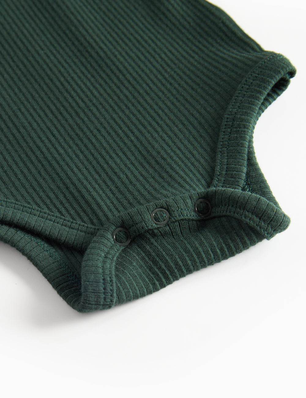 Grøn ribbet baby bodystocking med lange ærmer og flæsekrave