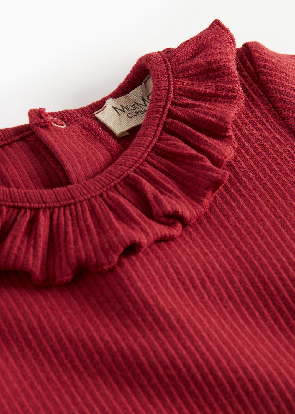 Rød ribbet body med lange ærmer og flæsekrave til baby