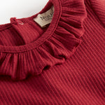 Rød ribbet body med lange ærmer og flæsekrave til baby