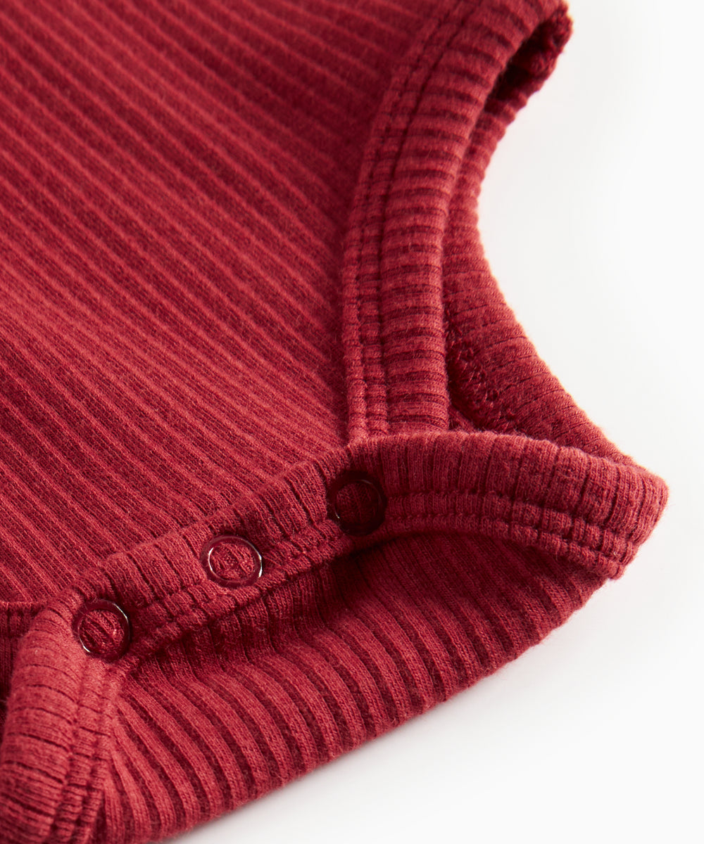 Rød ribbet body med lange ærmer og flæsekrave til baby