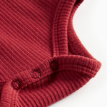 Rød ribbet body med lange ærmer og flæsekrave til baby