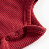 Rød ribbet body med lange ærmer og flæsekrave til baby