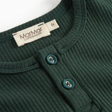 Grøn ribstrikket t-shirt med stolpe knaplukning til børn