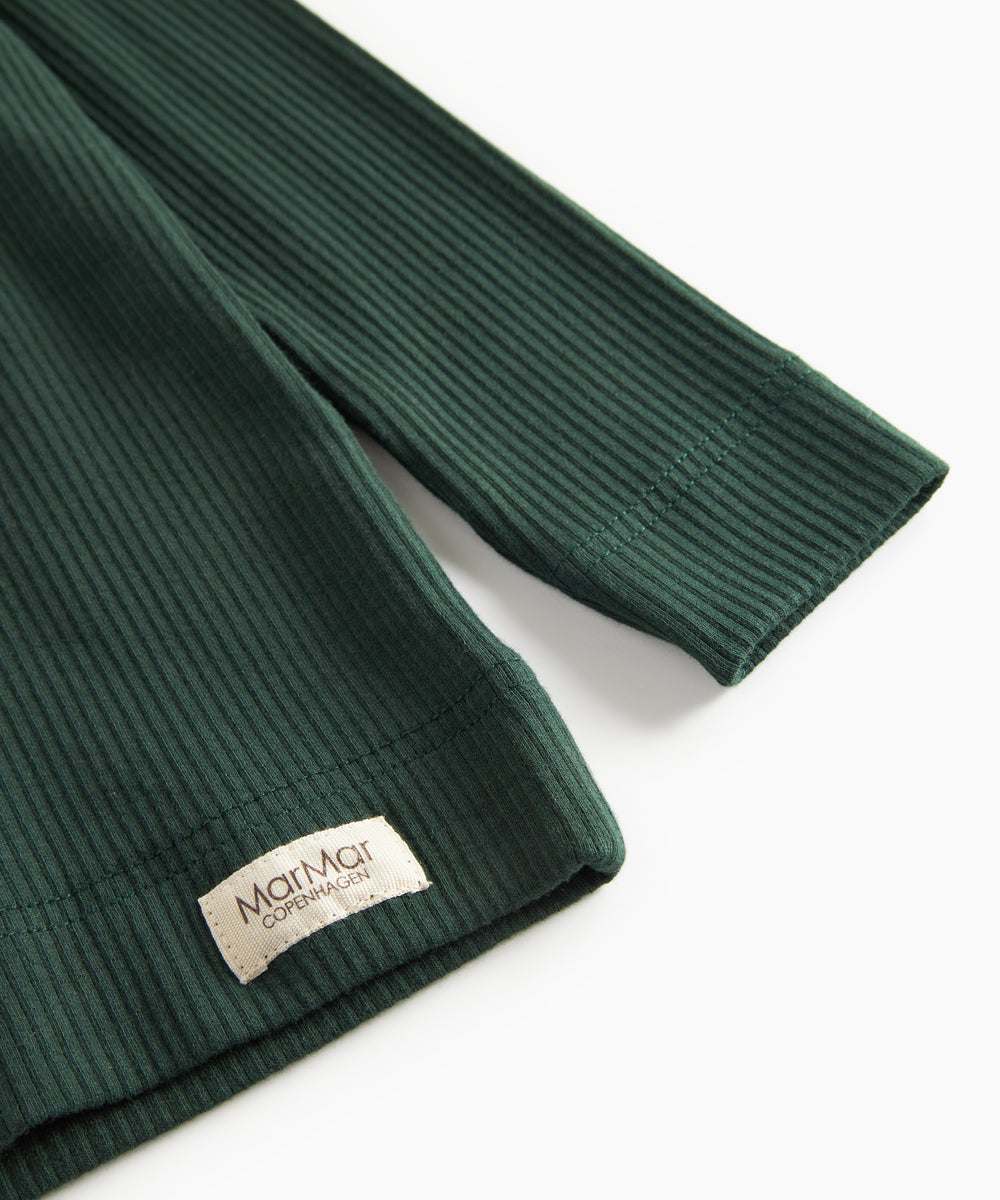 Grøn ribstrikket t-shirt med stolpe knaplukning til børn