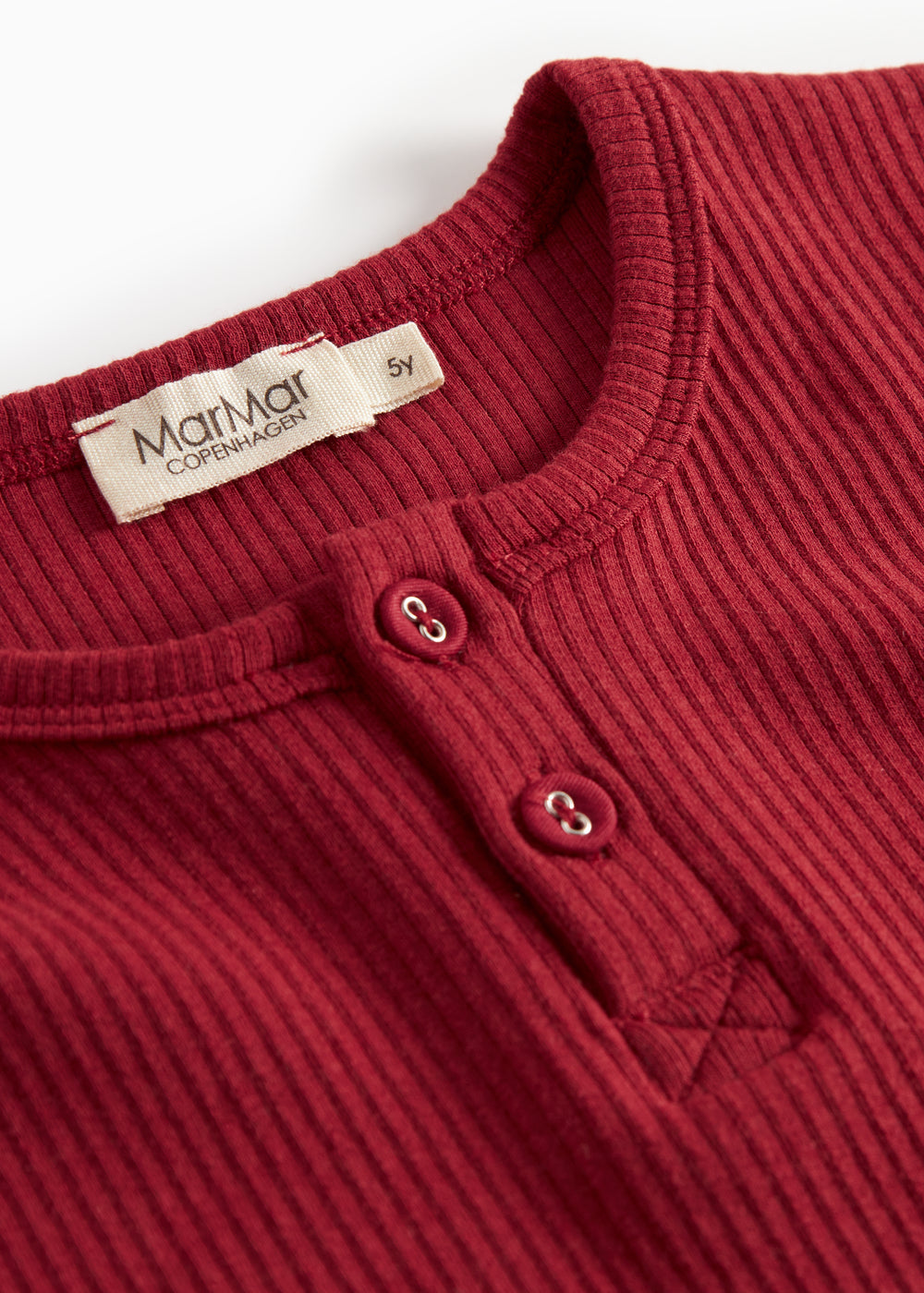 Rød ribstrikket bluse med stolpeknaplukning til børn