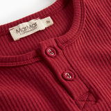 Rød ribstrikket bluse med stolpeknaplukning til børn