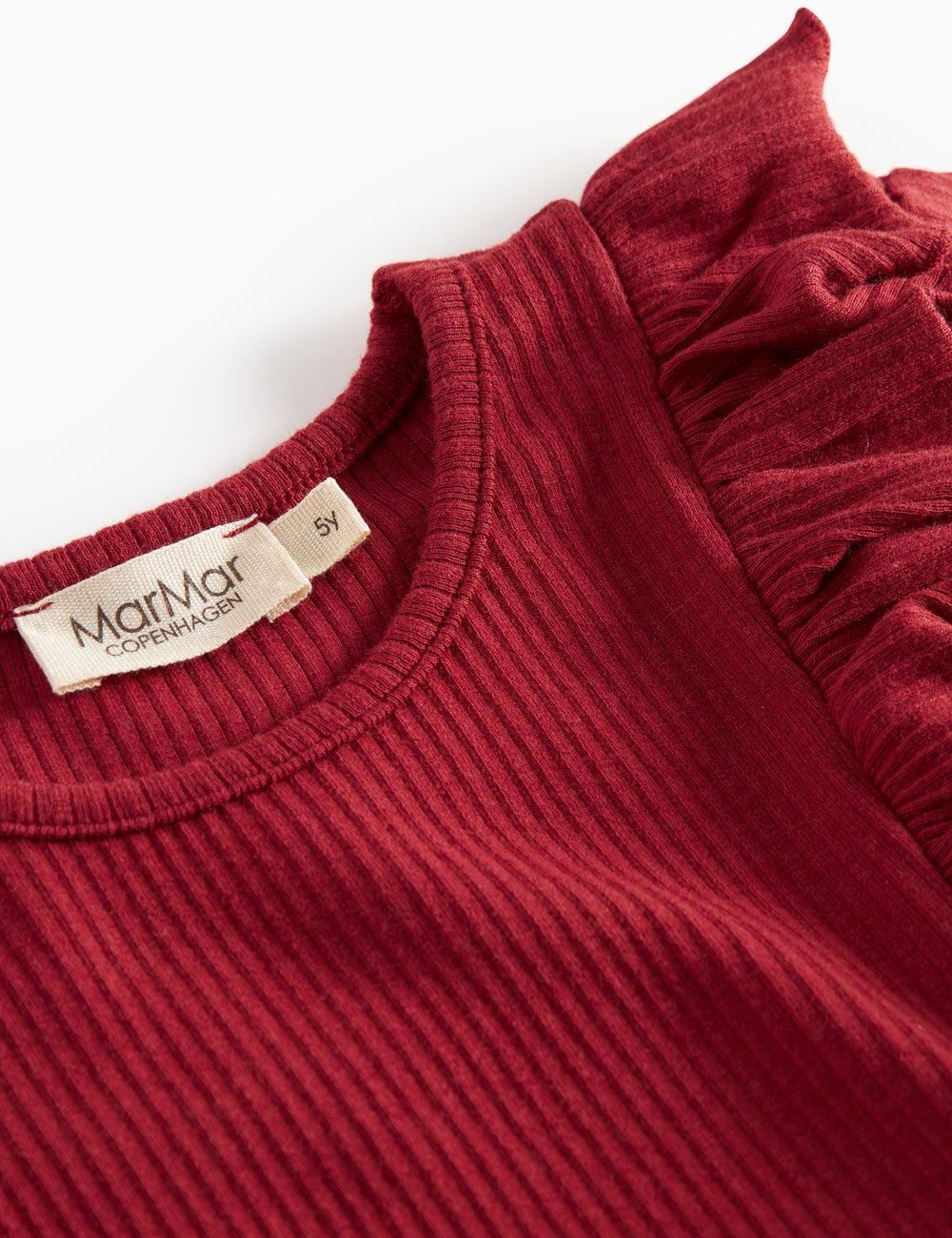 Rød ribstrikket julekjole med flæser på skuldrene til børn