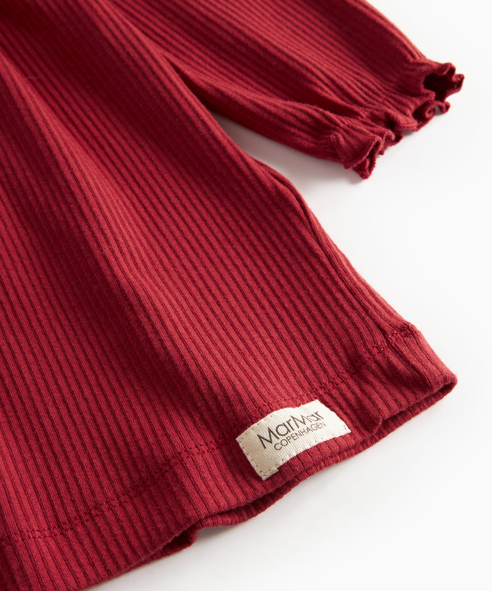 Rød ribstrikket julekjole med flæser på skuldrene til børn