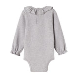 Lysegrå ribbet body med lange ærmer og flæsekrave til baby