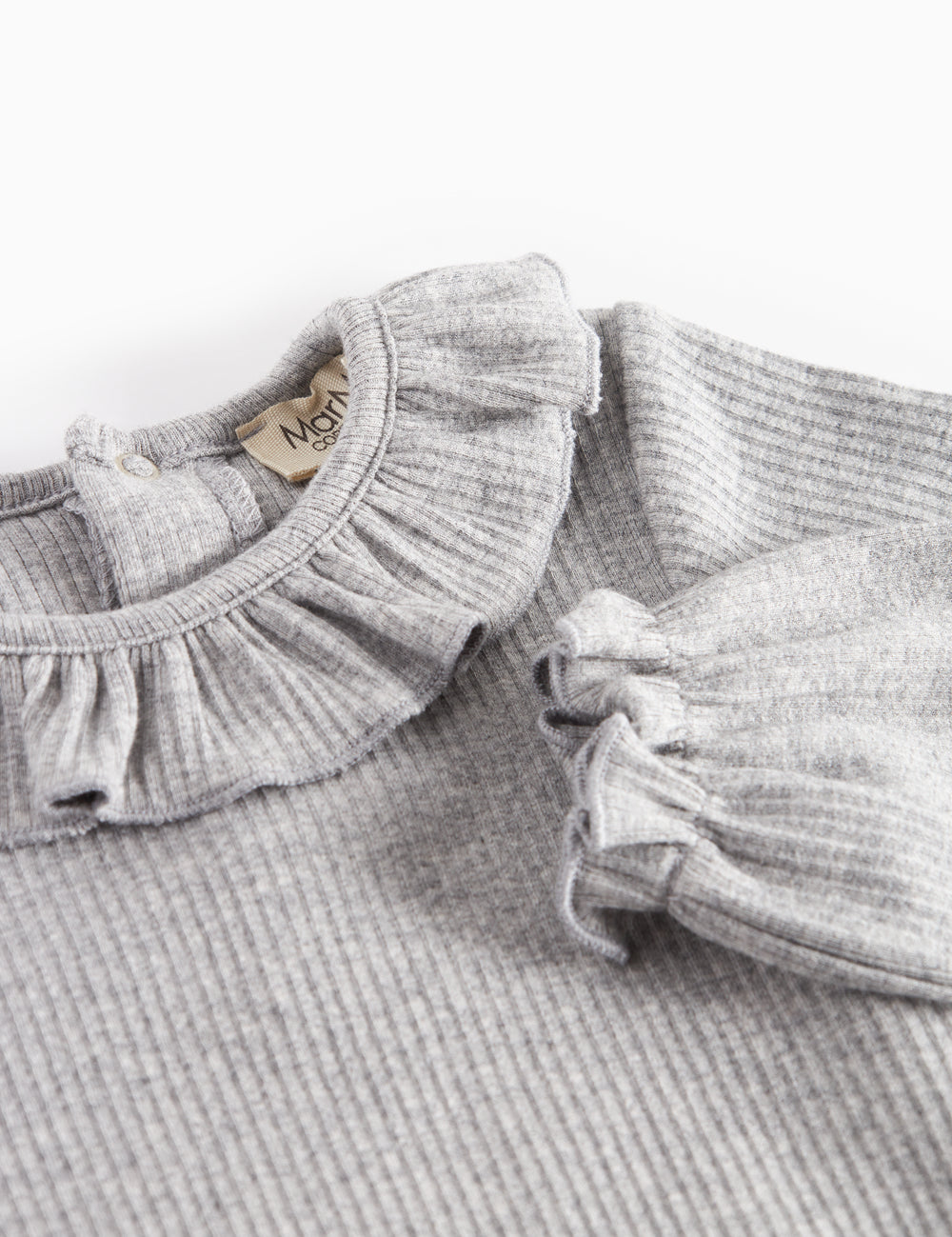 Lysegrå ribbet krop med lange ærmer og flæsekrave til baby