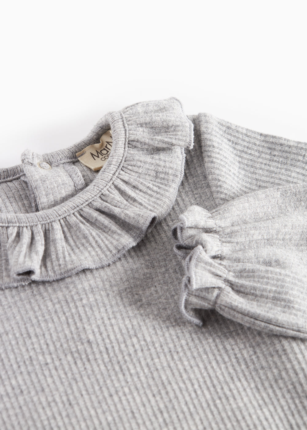 Lysegrå ribbet body med lange ærmer og flæsekrave til baby