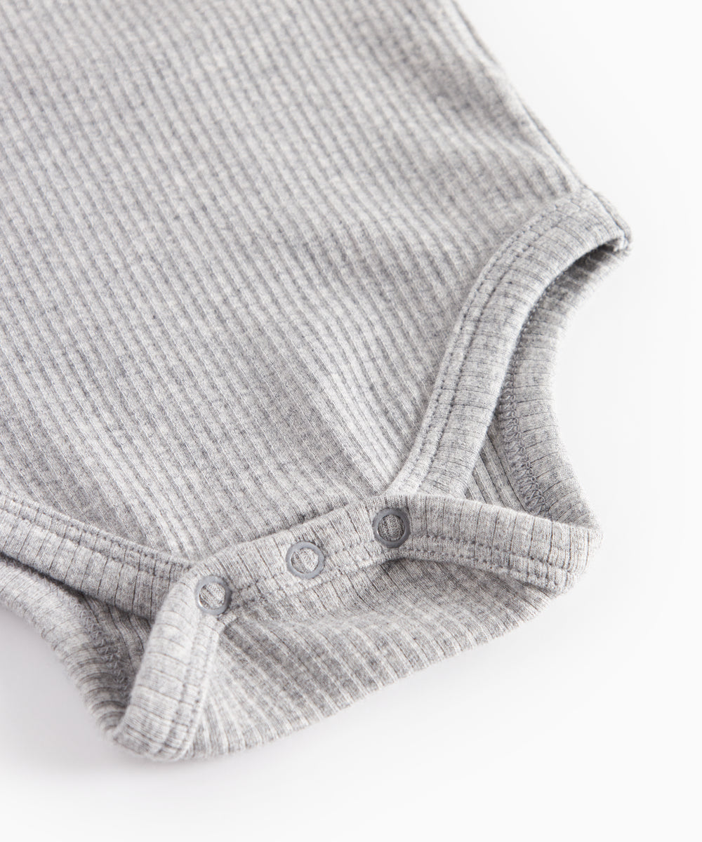 Lysegrå ribbet body med lange ærmer og flæsekrave til baby