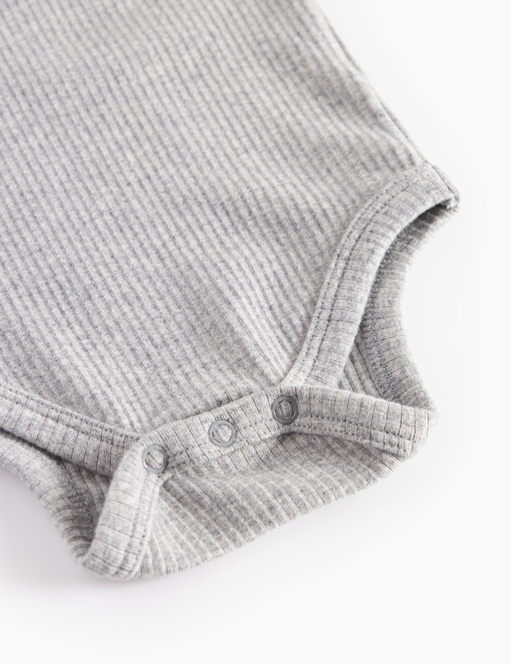 Lysegrå ribbet krop med lange ærmer og flæsekrave til baby