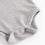 Lysegrå ribbet body med lange ærmer og flæsekrave til baby