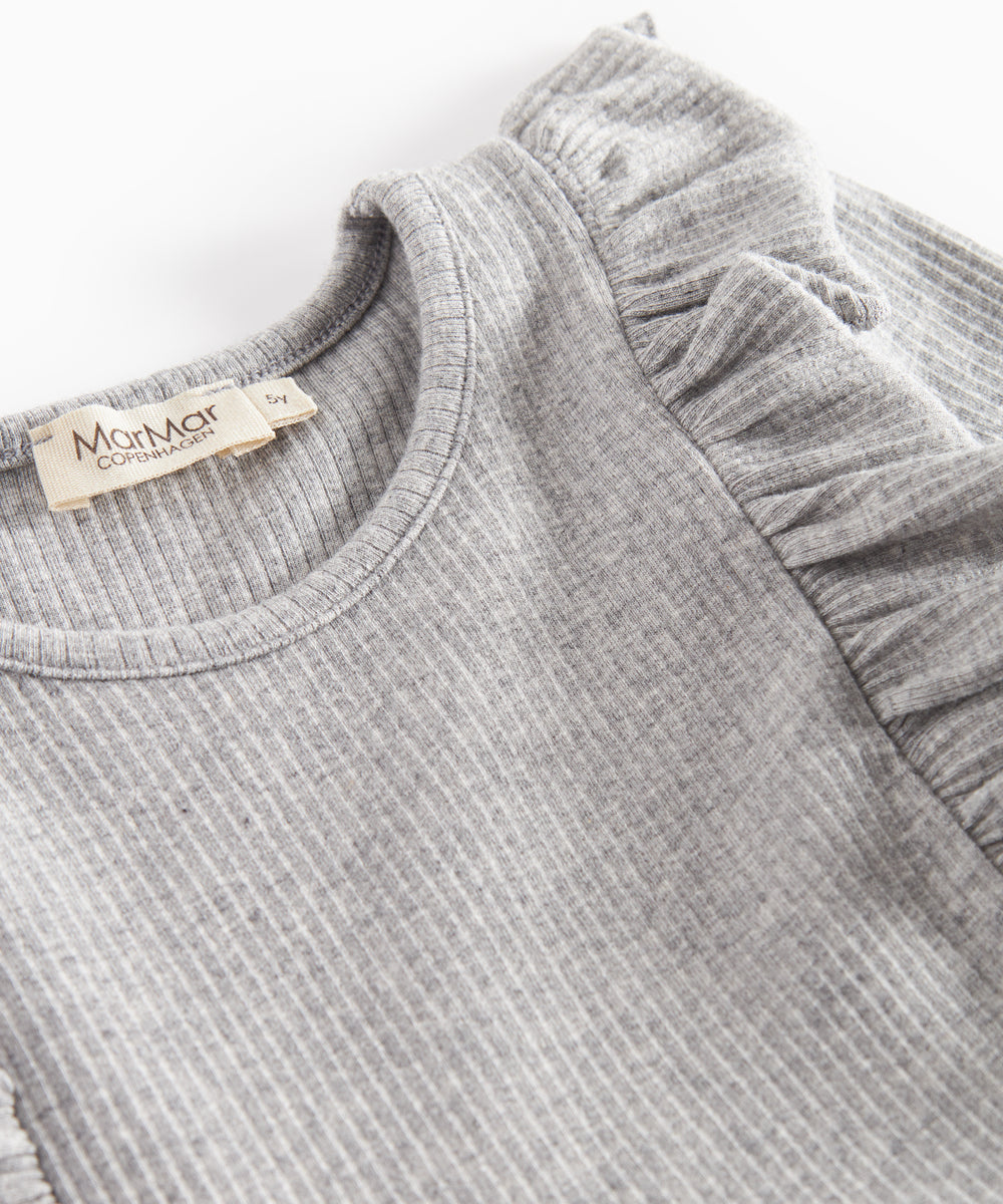 Grå ribstrikket kjole med flæser på skuldrene til børn