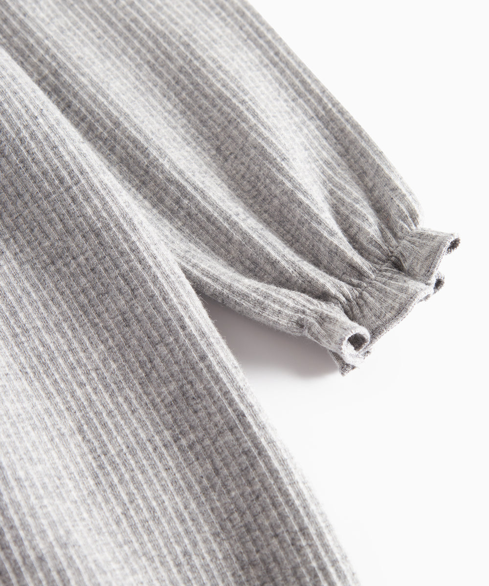 Grå ribstrikket kjole med flæser på skuldrene til børn