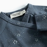 Mørkeblå slå-om bodystocking med stjerneprint til baby