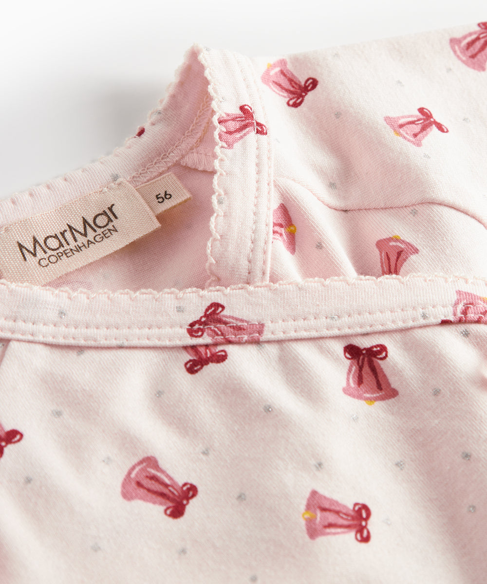 slå-om bluse med rødt juleklokkeprint til nyfødt