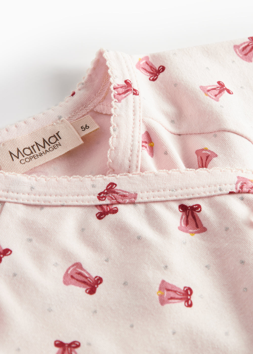 slå-om bluse med rødt juleklokkeprint til nyfødt