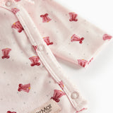 slå-om bluse med rødt juleklokkeprint til nyfødt