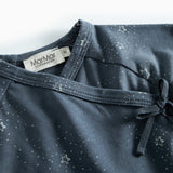 Mørkeblå slå-om bluse med stjerneprint til nyfødt