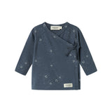Mørkeblå slå-om bluse med stjerneprint til nyfødt