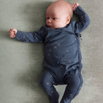 Baby i Mørkeblå heldragt med stjerneprint til nyfødt