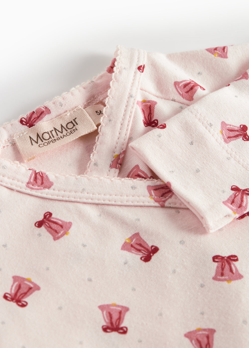 Heldragt med slå-om lukning og juleklokke mønster til baby