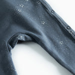 Mørkeblå heldragt med slå-om lukning og stjerneprint til baby