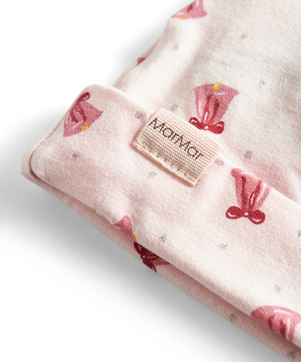 Cremefarvet hue med røde juleklokker til nyfødt