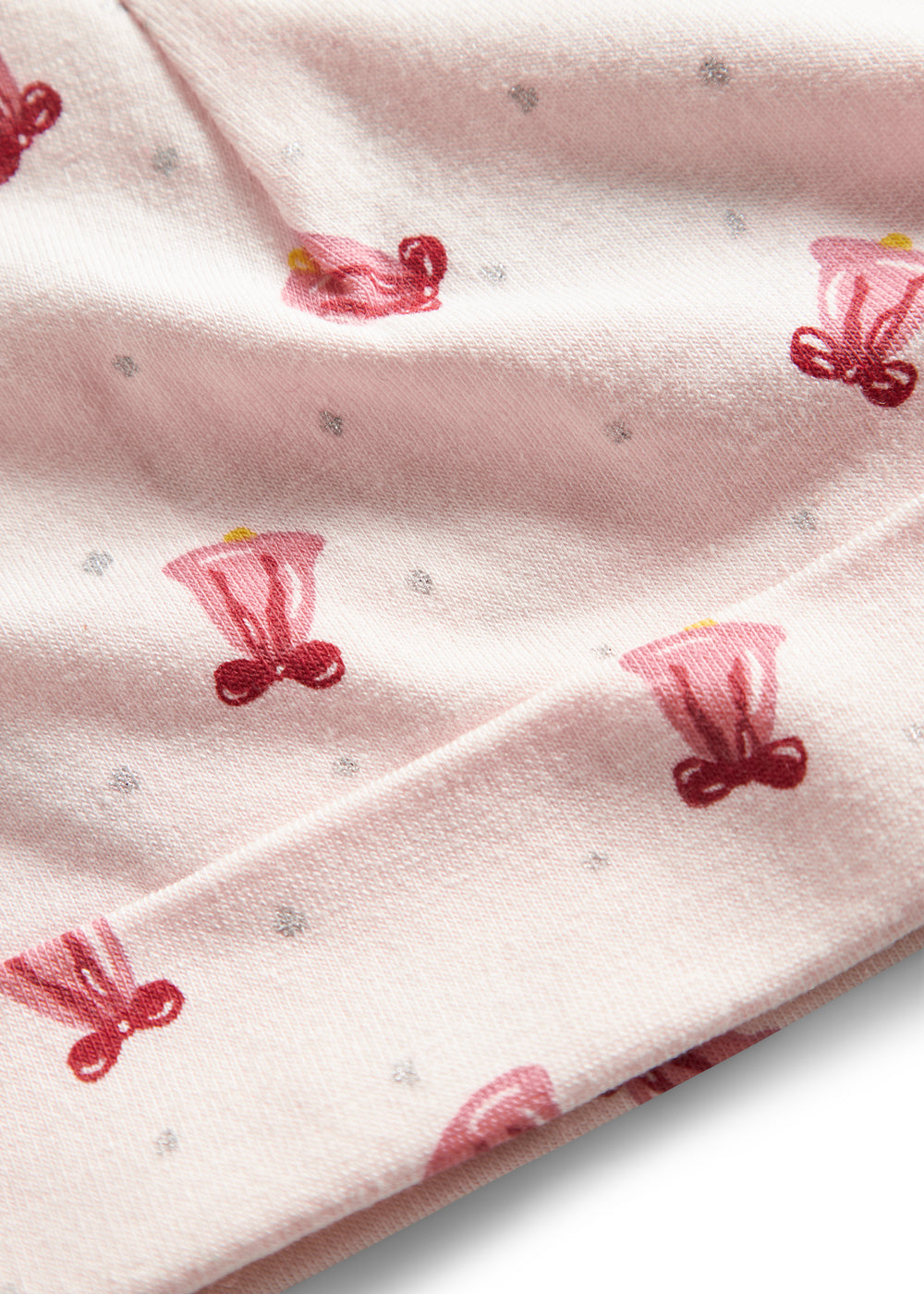 Cremefarvet hue med røde juleklokker til nyfødt