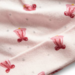 Cremefarvet hue med røde juleklokker til nyfødt