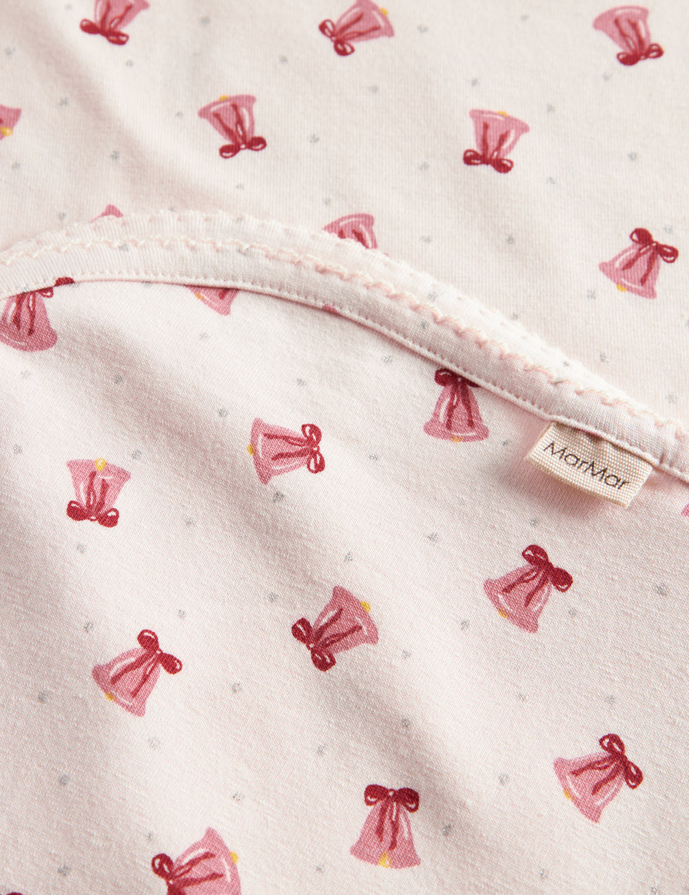 Cremefarvet babytæppe med røde juleklokker