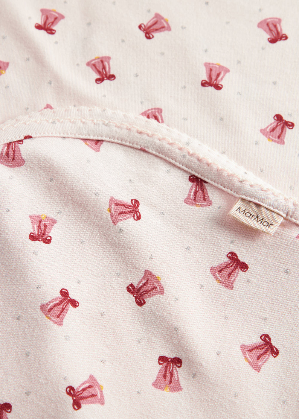 Cremefarvet babytæppe med røde juleklokker