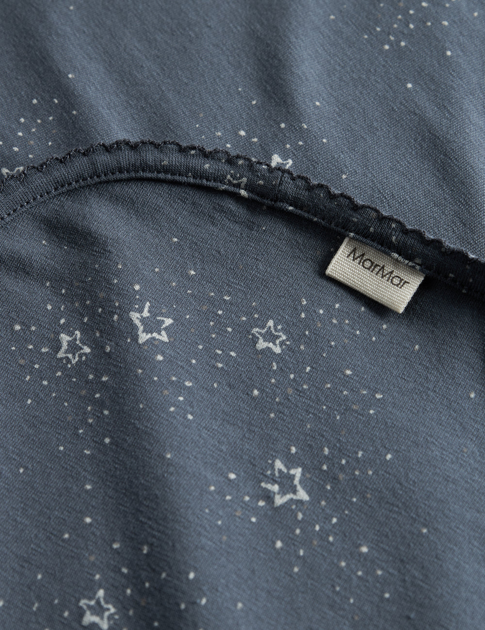 Mørkeblåt babytæppe med stjerneprint