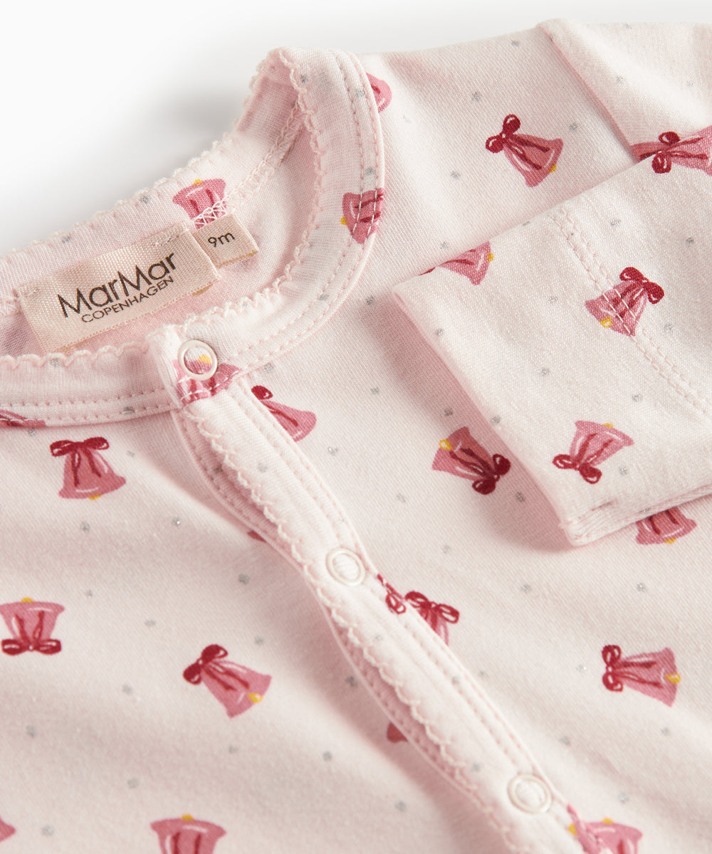 Cremefarvet heldragt med røde juleklokker til baby