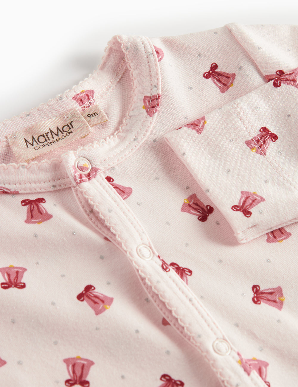 Cremefarvet heldragt med røde juleklokker til baby