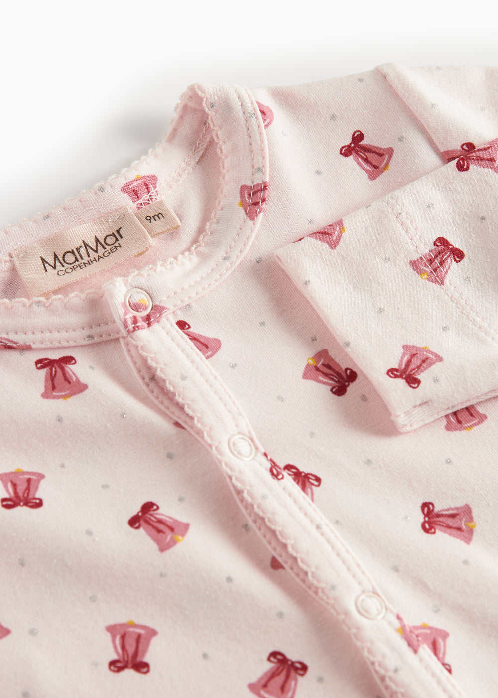 Cremefarvet heldragt med røde juleklokker til baby