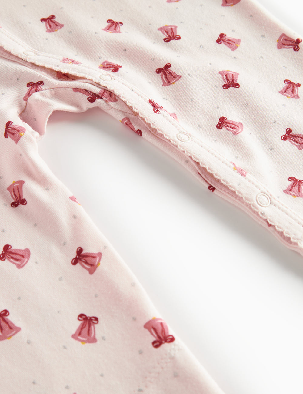 Cremefarvet heldragt med røde juleklokker til baby