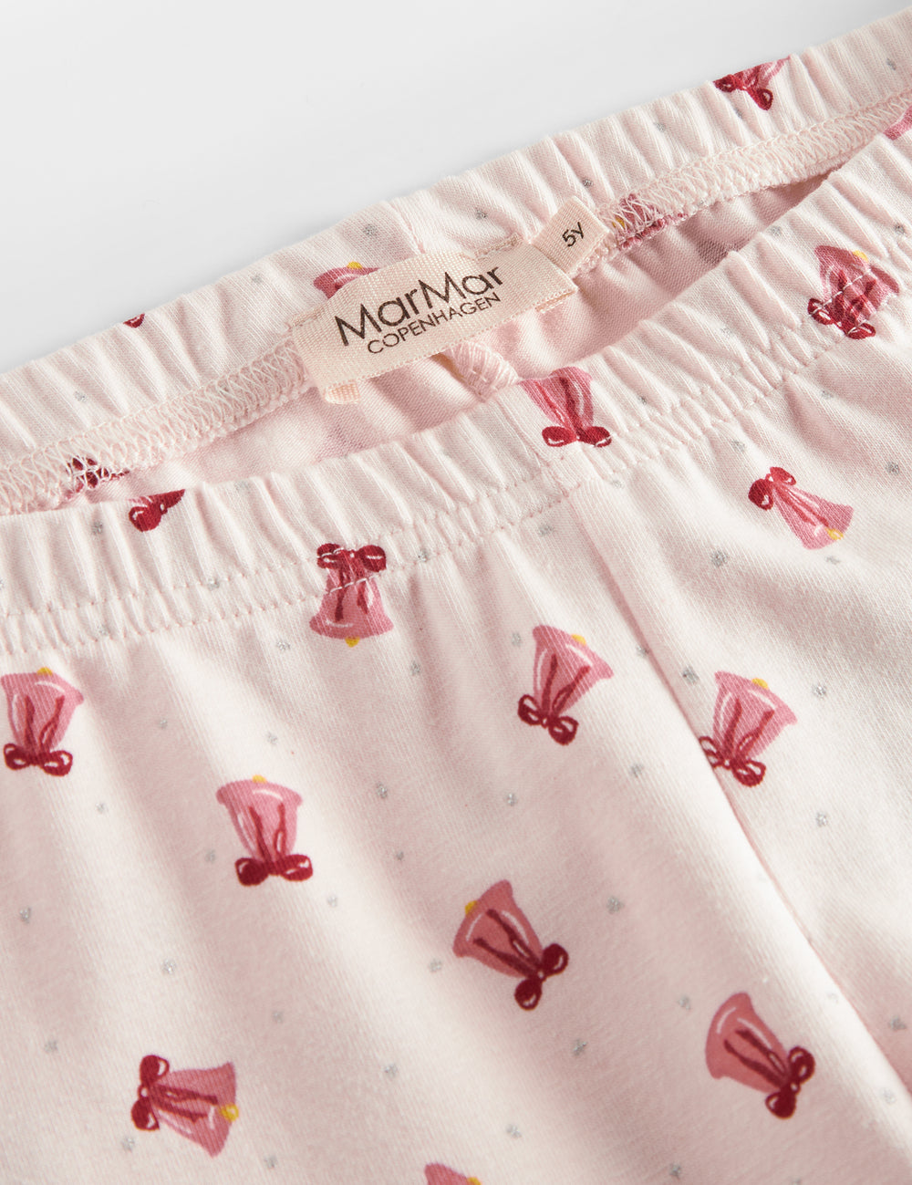 Cremefarvet julepyjamas med mønster af røde juleklokker til børn