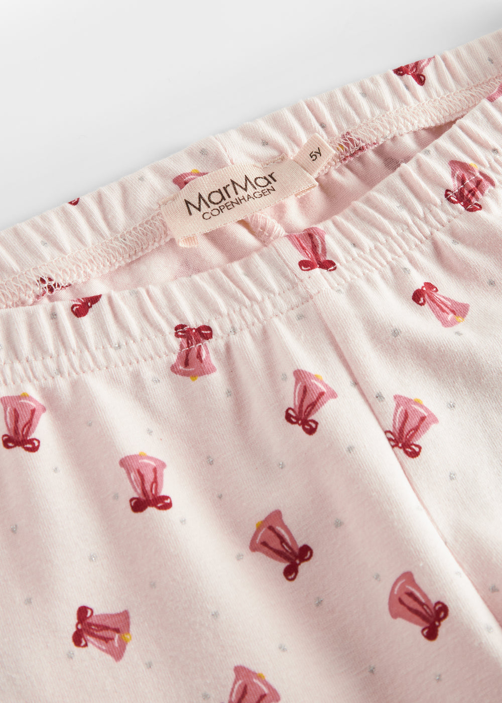 Cremefarvet julepyjamas med mønster af røde juleklokker til børn