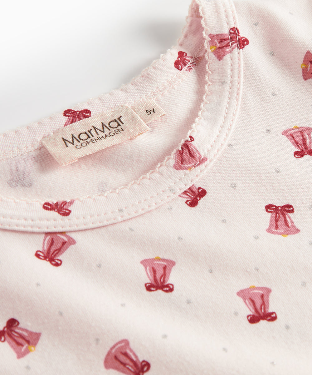 Cremefarvet julepyjamas med mønster af røde juleklokker til børn