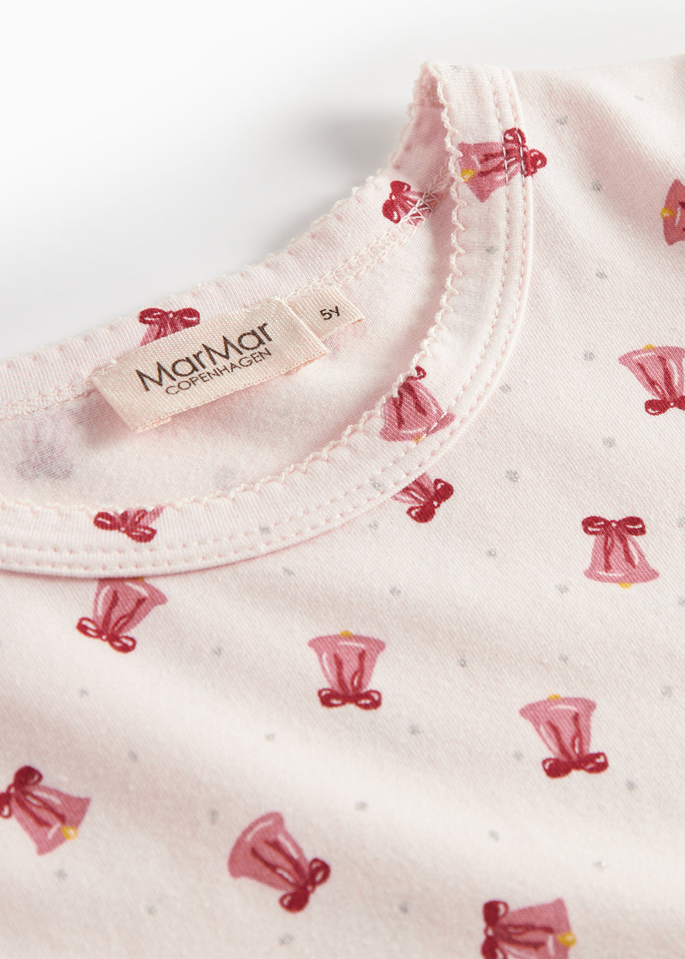 Cremefarvet julepyjamas med mønster af røde juleklokker til børn