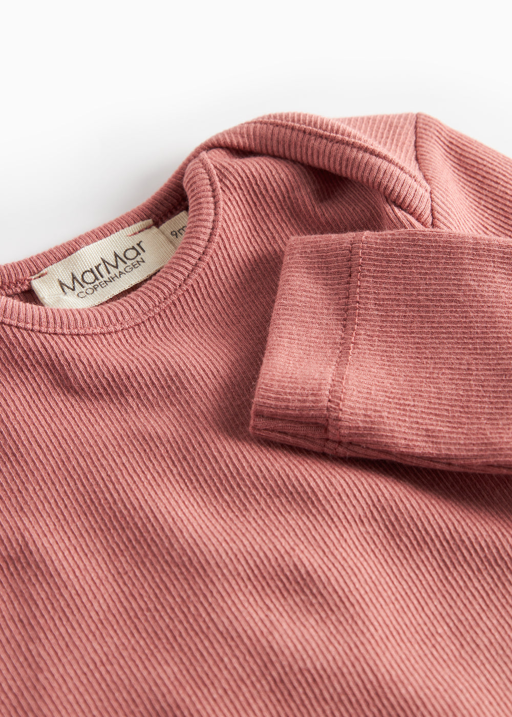 Støvet rosa ribstrikket body med lange ærmer til baby