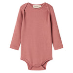 Støvet rosa ribstrikket body med lange ærmer til baby